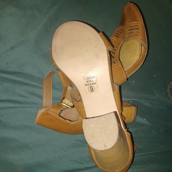 Heart in D heeled buckle sandals - Picture 3 of 3